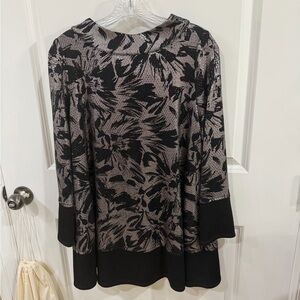 Floral Print Swing Tunic Top in Black and Gray